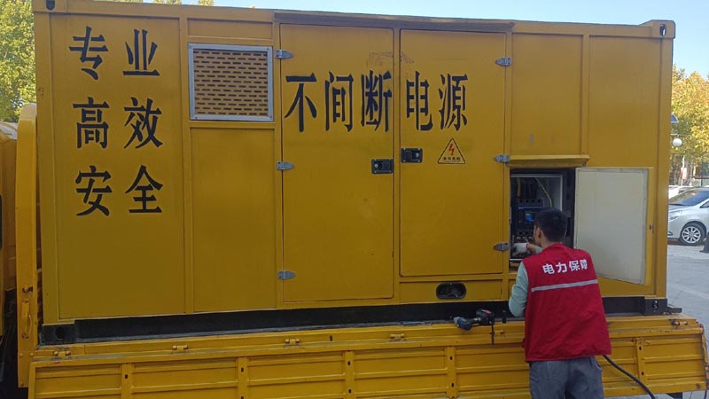 丁青柴油发电机组和UPS电源配合使用时，如何避免切换过程中的电力中断？